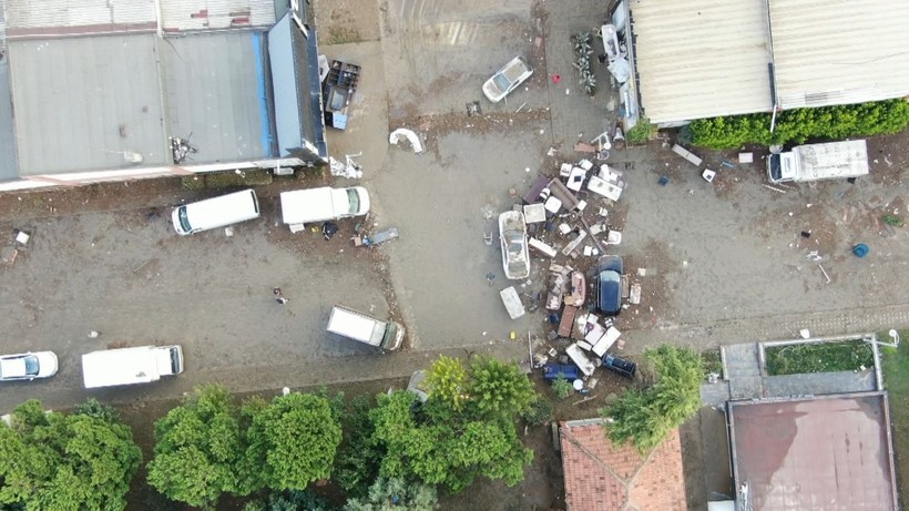 İstanbul'da selin bıraktığı hasar gün ışıyınca ortaya çıktı! Mobilyacılar sitesindeki hasar havadan görüntülendi - Resim: 17