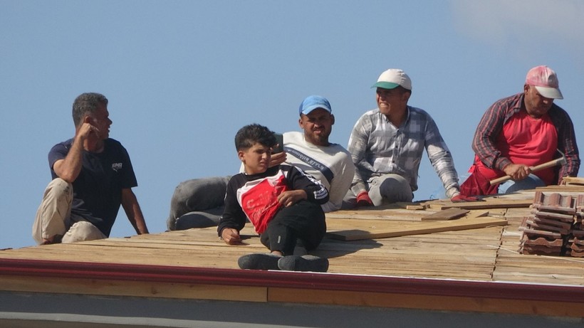 Enkaz alanında yangın çıktı: Çatıda çalışan işçiler rahatını bozmadan izledi! - Resim: 5