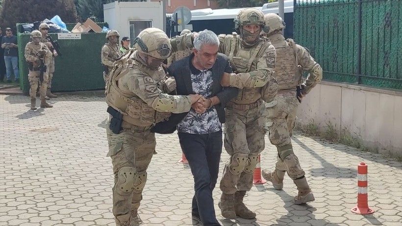 Terkinler çetesi hesap verecek! Adliyeye getirilen üyeler tepkili! Önce ayakkabısını fırlattı, sonra 'Reklam yaptınız bizi' dedi - Resim: 1