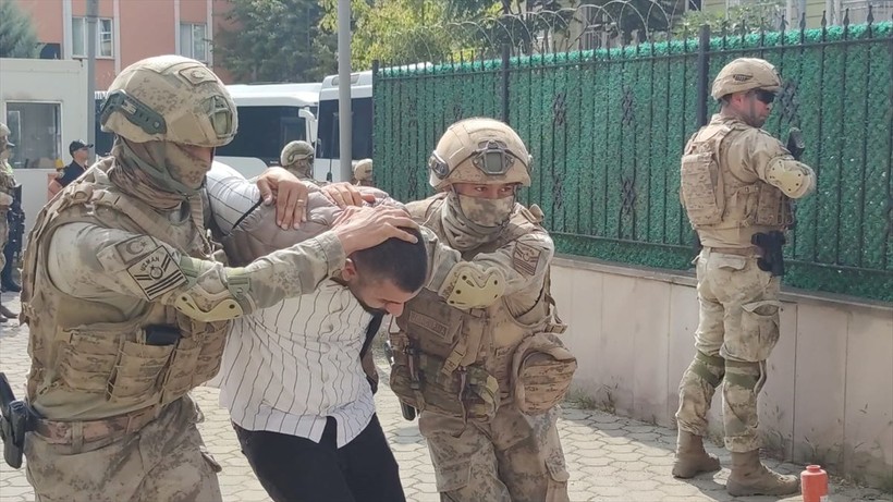 Terkinler çetesi hesap verecek! Adliyeye getirilen üyeler tepkili! Önce ayakkabısını fırlattı, sonra 'Reklam yaptınız bizi' dedi - Resim: 6