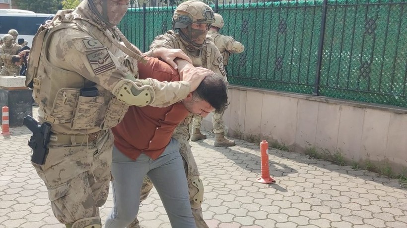 Terkinler çetesi hesap verecek! Adliyeye getirilen üyeler tepkili! Önce ayakkabısını fırlattı, sonra 'Reklam yaptınız bizi' dedi - Resim: 7