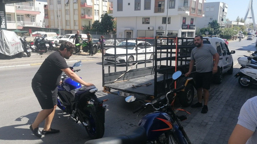Parasını ödediklerini söyledikleri motoru alamayınca, römorka yükleyip götürdüler - Resim: 1
