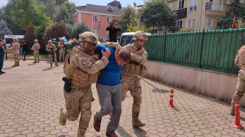 Terkinler çetesi hesap verecek! Adliyeye getirilen üyeler tepkili! Önce ayakkabısını fırlattı, sonra 'Reklam yaptınız bizi' dedi - Resim: 10