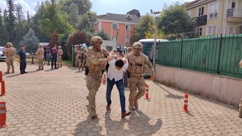Terkinler çetesi hesap verecek! Adliyeye getirilen üyeler tepkili! Önce ayakkabısını fırlattı, sonra 'Reklam yaptınız bizi' dedi - Resim: 9