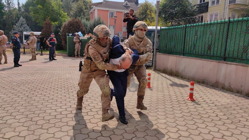 Terkinler çetesi hesap verecek! Adliyeye getirilen üyeler tepkili! Önce ayakkabısını fırlattı, sonra 'Reklam yaptınız bizi' dedi - Resim: 12