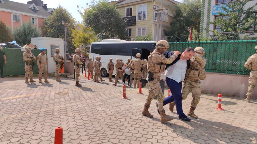 Terkinler çetesi hesap verecek! Adliyeye getirilen üyeler tepkili! Önce ayakkabısını fırlattı, sonra 'Reklam yaptınız bizi' dedi - Resim: 11