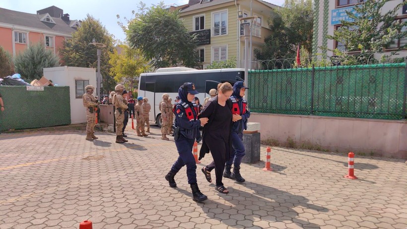 Terkinler çetesi hesap verecek! Adliyeye getirilen üyeler tepkili! Önce ayakkabısını fırlattı, sonra 'Reklam yaptınız bizi' dedi - Resim: 14