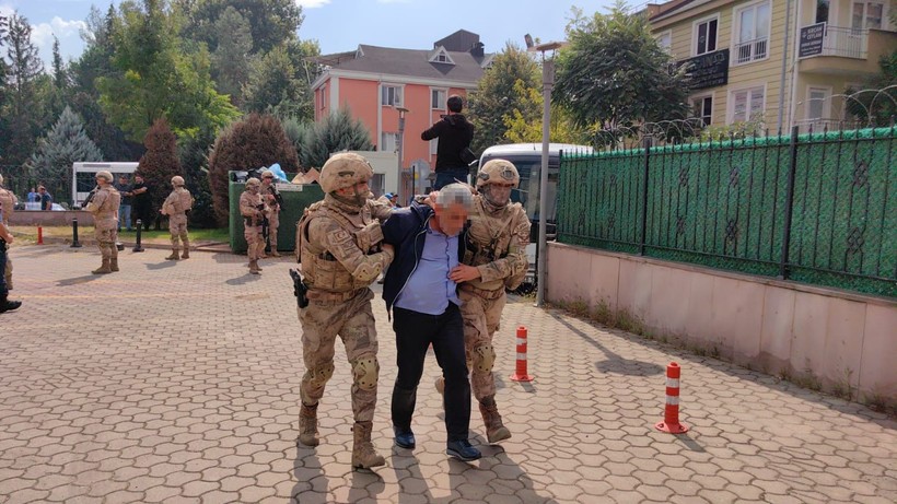 Terkinler çetesi hesap verecek! Adliyeye getirilen üyeler tepkili! Önce ayakkabısını fırlattı, sonra 'Reklam yaptınız bizi' dedi - Resim: 13