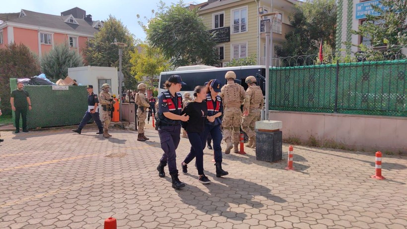 Terkinler çetesi hesap verecek! Adliyeye getirilen üyeler tepkili! Önce ayakkabısını fırlattı, sonra 'Reklam yaptınız bizi' dedi - Resim: 16