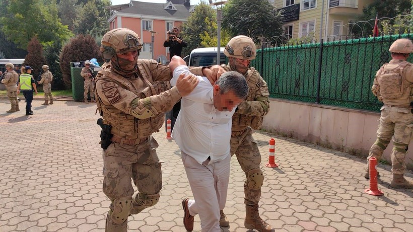 Terkinler çetesi hesap verecek! Adliyeye getirilen üyeler tepkili! Önce ayakkabısını fırlattı, sonra 'Reklam yaptınız bizi' dedi - Resim: 15