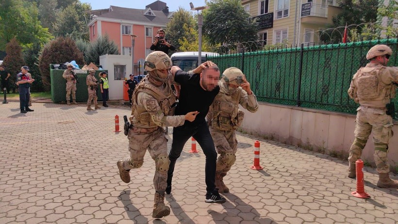 Terkinler çetesi hesap verecek! Adliyeye getirilen üyeler tepkili! Önce ayakkabısını fırlattı, sonra 'Reklam yaptınız bizi' dedi - Resim: 17