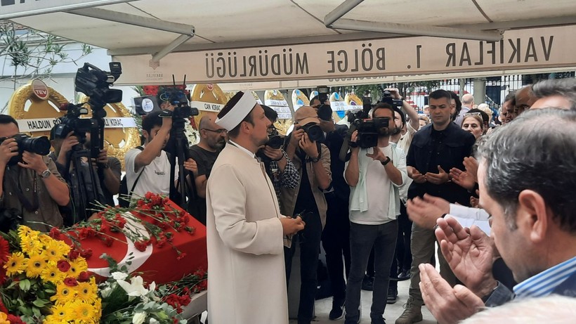 Gazeteci Hıfzı Topuz son yolculuğuna uğurlandı - Resim: 1