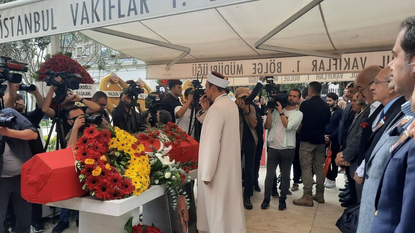 Gazeteci Hıfzı Topuz son yolculuğuna uğurlandı - Resim: 10