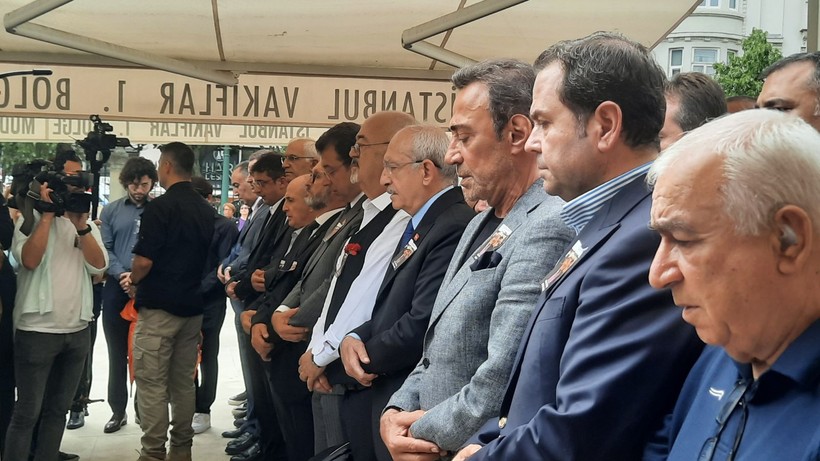 Gazeteci Hıfzı Topuz son yolculuğuna uğurlandı - Resim: 7