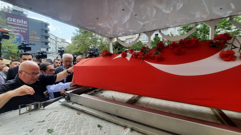 Gazeteci Hıfzı Topuz son yolculuğuna uğurlandı - Resim: 9