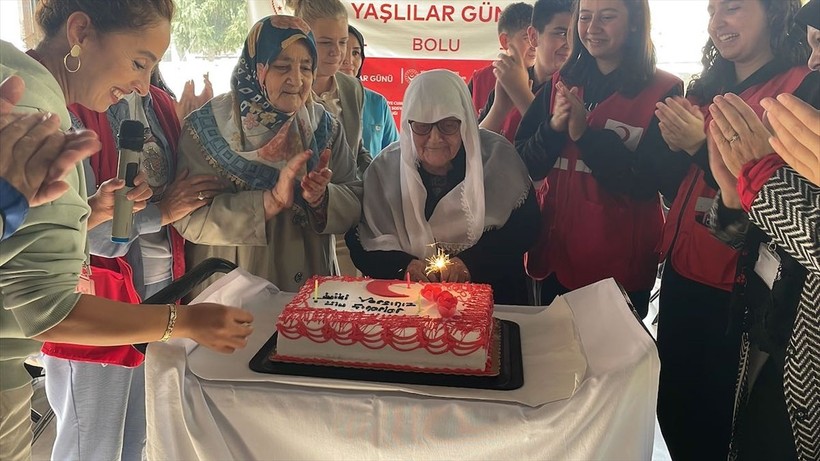 Kızılay huzurevi sakinlerini unutmadı! Doğum gününü kutlaması - Resim: 1