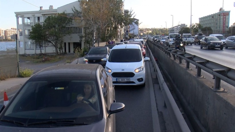 İstanbul Küçükçekmece'de metruk binada yangın! D-100 Karayolu'nda trafiği kilitlendi - Resim: 5