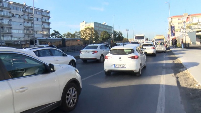 İstanbul Küçükçekmece'de metruk binada yangın! D-100 Karayolu'nda trafiği kilitlendi - Resim: 6