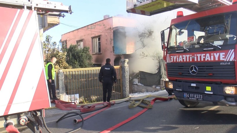 İstanbul Küçükçekmece'de metruk binada yangın! D-100 Karayolu'nda trafiği kilitlendi - Resim: 4