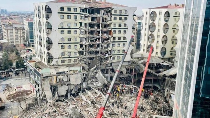 6 Şubat depremlerinde Diyarbakır'da depremde enkaza dönen Galeria Sitesinin 3 müteahhidi ile mühendisi hakim karşısında - Resim: 1