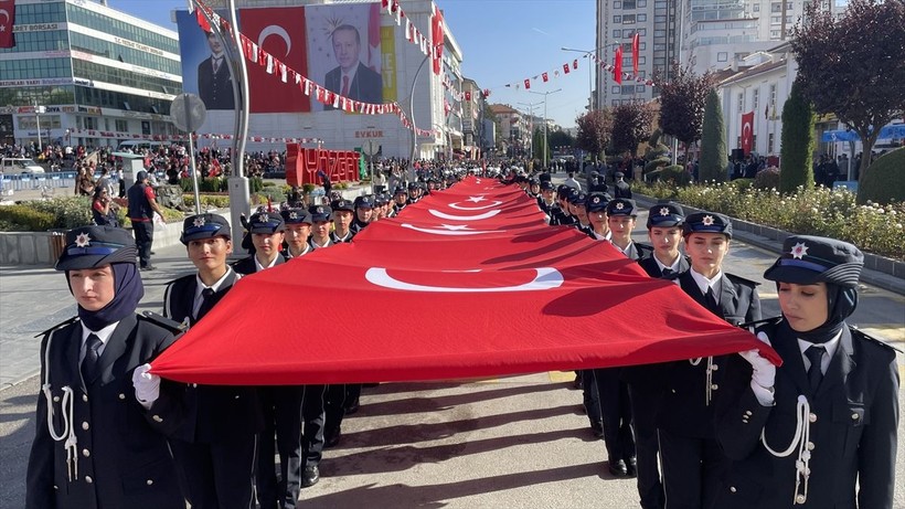 Türkiye iliklerine kadar Cumhuriyet'i kutluyor! Nereye baksan kırmızı-beyaz! 🤍❤️Meydanlarda 7'den 70'e 100. yıl coşkusu - Resim: 122