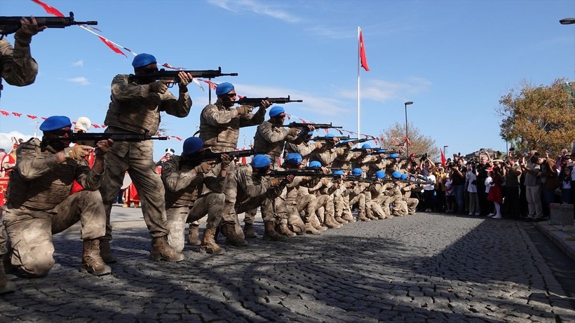 Türkiye iliklerine kadar Cumhuriyet'i kutluyor! Nereye baksan kırmızı-beyaz! 🤍❤️Meydanlarda 7'den 70'e 100. yıl coşkusu - Resim: 171