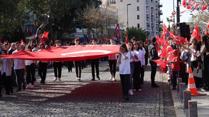 Türkiye iliklerine kadar Cumhuriyet'i kutluyor! Nereye baksan kırmızı-beyaz! 🤍❤️Meydanlarda 7'den 70'e 100. yıl coşkusu - Resim: 172