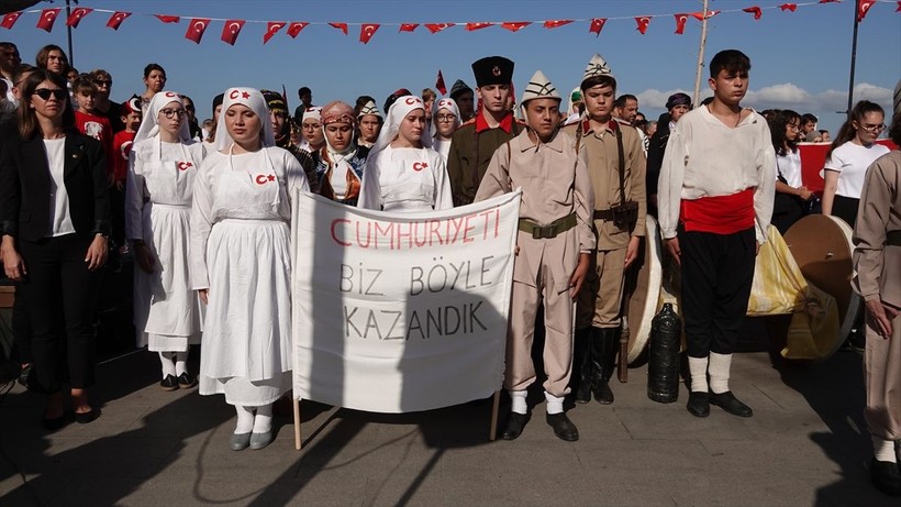 Türkiye iliklerine kadar Cumhuriyet'i kutluyor! Nereye baksan kırmızı-beyaz! 🤍❤️Meydanlarda 7'den 70'e 100. yıl coşkusu - Resim: 174