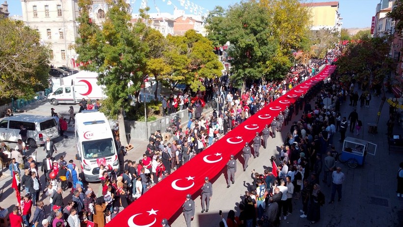 Türkiye iliklerine kadar Cumhuriyet'i kutluyor! Nereye baksan kırmızı-beyaz! 🤍❤️Meydanlarda 7'den 70'e 100. yıl coşkusu - Resim: 183