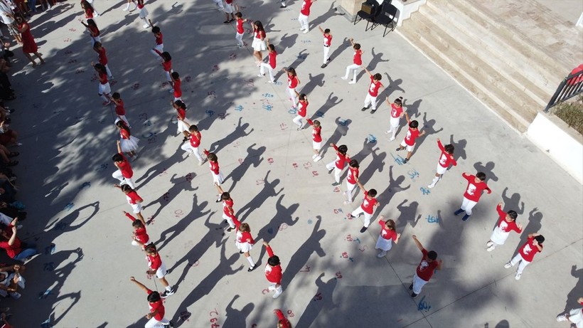 Türkiye iliklerine kadar Cumhuriyet'i kutluyor! Nereye baksan kırmızı-beyaz! 🤍❤️Meydanlarda 7'den 70'e 100. yıl coşkusu - Resim: 464
