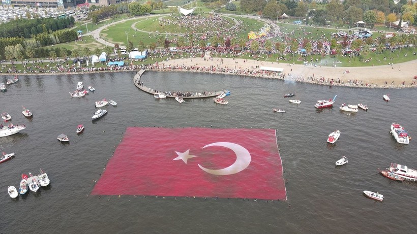 Türkiye iliklerine kadar Cumhuriyet'i kutluyor! Nereye baksan kırmızı-beyaz! 🤍❤️Meydanlarda 7'den 70'e 100. yıl coşkusu - Resim: 477