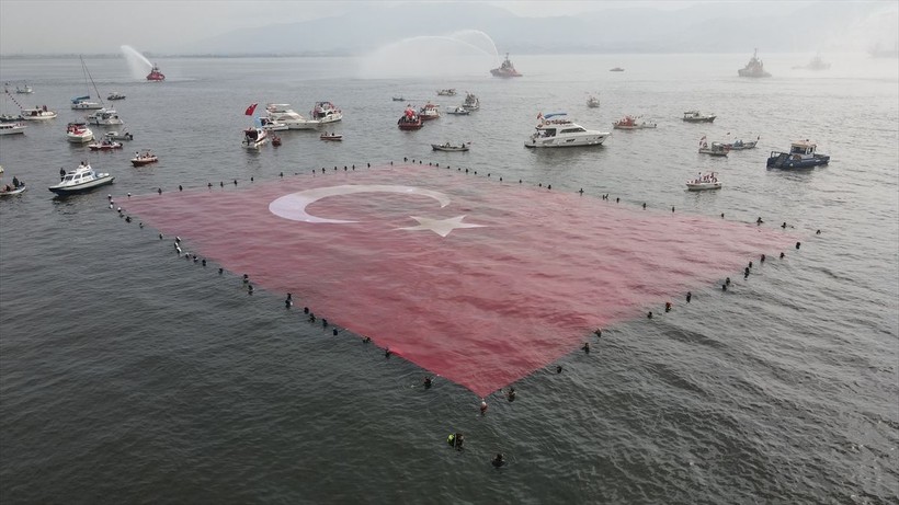 Türkiye iliklerine kadar Cumhuriyet'i kutluyor! Nereye baksan kırmızı-beyaz! 🤍❤️Meydanlarda 7'den 70'e 100. yıl coşkusu - Resim: 481