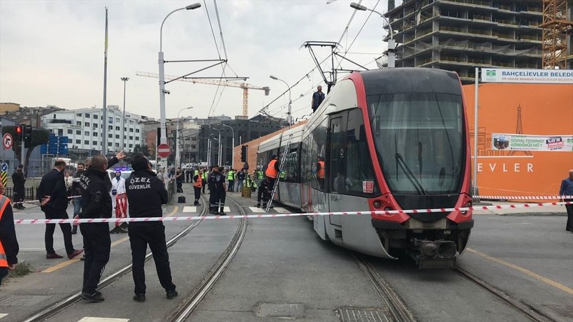 İstanbul'da tramvay raydan çıktı! Kabataş-Bağcılar Tramvay Hattı yolcuları yaya kaldı - Resim: 1