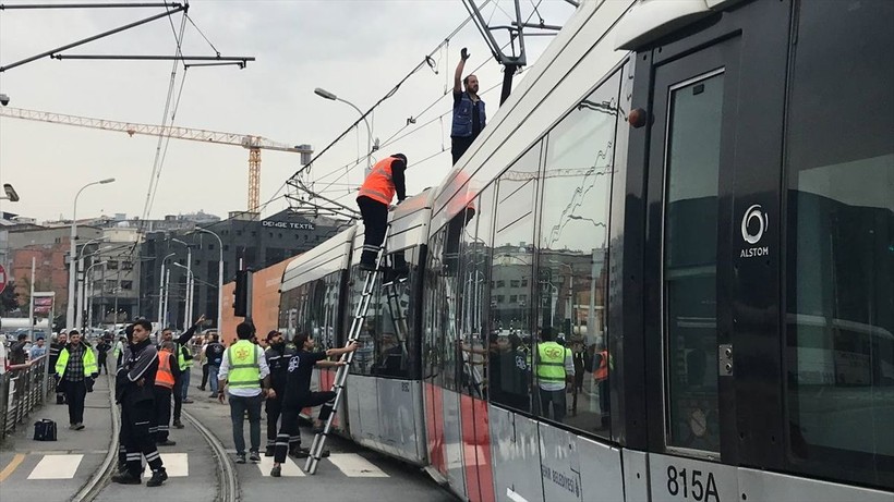 İstanbul'da tramvay raydan çıktı! Kabataş-Bağcılar Tramvay Hattı yolcuları yaya kaldı - Resim: 4