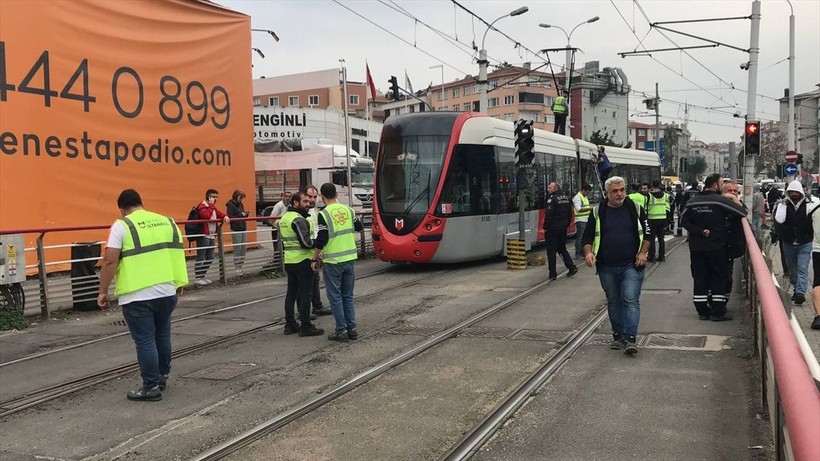 İstanbul'da tramvay raydan çıktı! Kabataş-Bağcılar Tramvay Hattı yolcuları yaya kaldı - Resim: 6