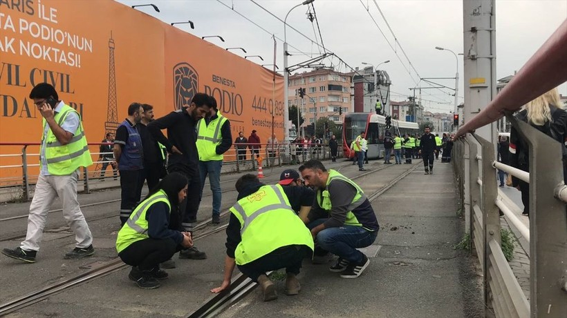 İstanbul'da tramvay raydan çıktı! Kabataş-Bağcılar Tramvay Hattı yolcuları yaya kaldı - Resim: 7