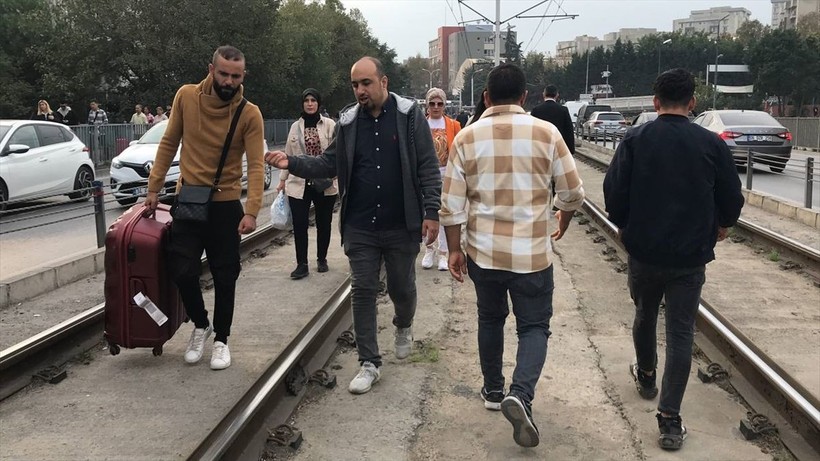 İstanbul'da tramvay raydan çıktı! Kabataş-Bağcılar Tramvay Hattı yolcuları yaya kaldı - Resim: 9