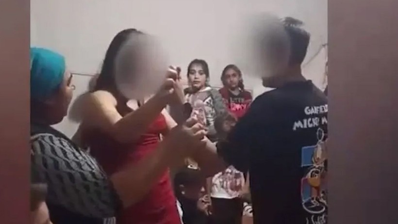 Garfield tişörtüyle kız isteme! 2 çocuğun törenine tepki yağdı! - Resim: 4