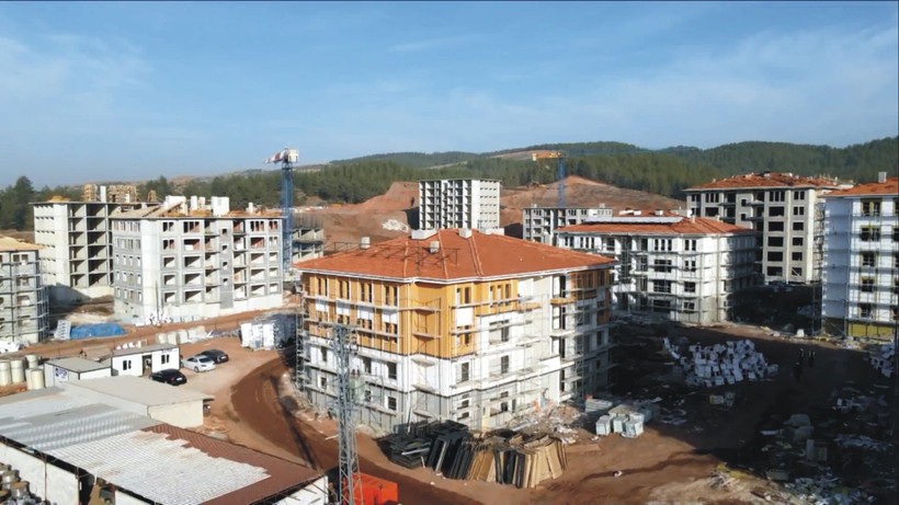 Vali Erdinç Yılmaz'dan Özgür Özel'e cevap: Osmaniye’de 1351 konut aralık ayında teslim edilecek - Resim: 1