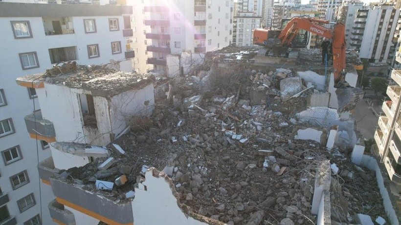 Adana'da ağır hasarlı binanın kolonundan menemen tepsisi çıktı - Resim: 6