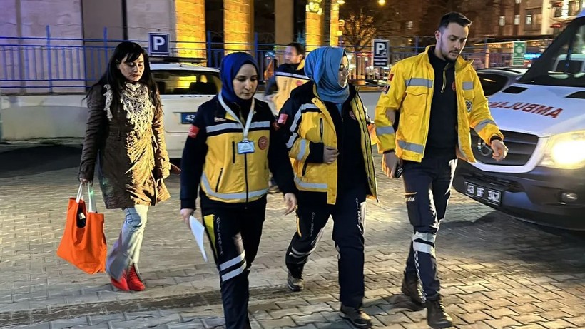 Sağlık çalışanlarına dehşeti yaşattılar! Baba oğul demir sopalarla saldırdı - Resim: 1