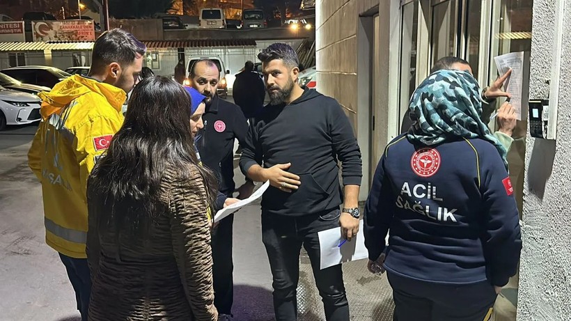 Sağlık çalışanlarına dehşeti yaşattılar! Baba oğul demir sopalarla saldırdı - Resim: 2