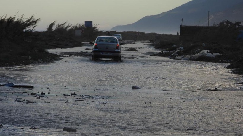Hatay’da deniz taştı! iş yerleri ve caddeler su altında kaldı - Resim: 6