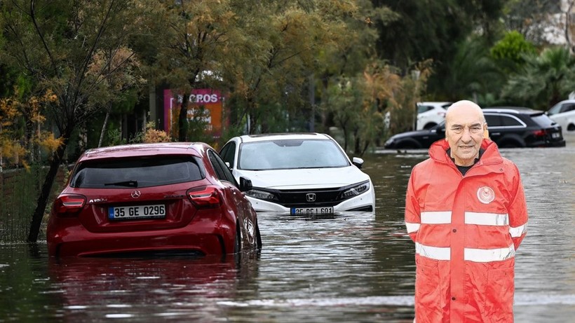 İzmir'de yollar göle dönerken Tunç Soyer Avrupa'ya gitti! Altyapı problemlerinden bırak İzmirli yönetime isyan ederken Soyer: İklim krizi... - Resim: 1