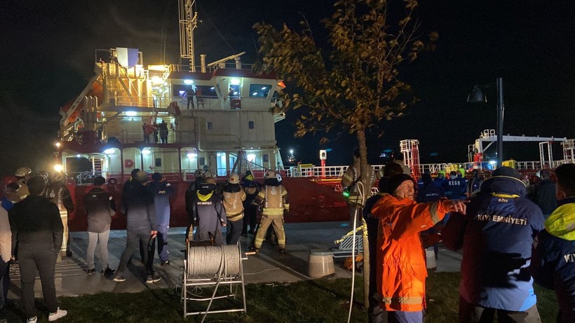 Son Dakika: İstanbul Zeytinburnu'nda fırtınayla sürüklenen gemi karaya oturdu: 11 kişilik mürettebat varagele yöntemiyle kurtarıldı - Resim: 10