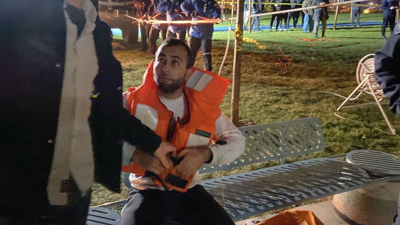 Son Dakika: İstanbul Zeytinburnu'nda fırtınayla sürüklenen gemi karaya oturdu: 11 kişilik mürettebat varagele yöntemiyle kurtarıldı - Resim: 9