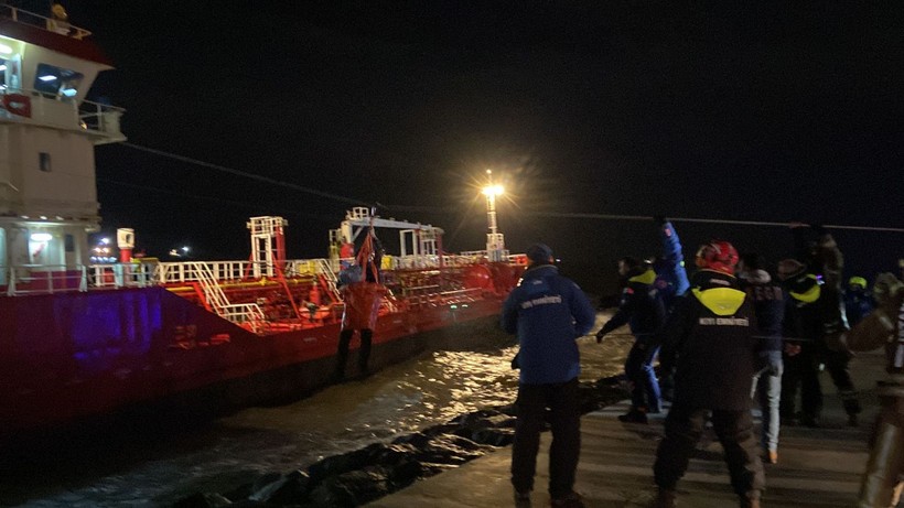 Son Dakika: İstanbul Zeytinburnu'nda fırtınayla sürüklenen gemi karaya oturdu: 11 kişilik mürettebat varagele yöntemiyle kurtarıldı - Resim: 8