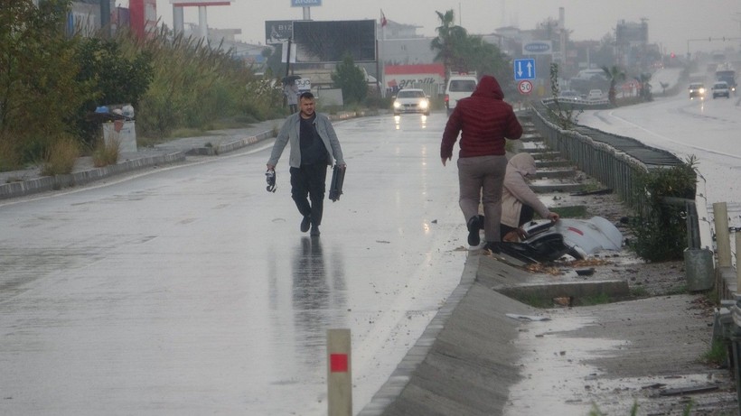 Bariyerlere çarpan araç paramparça oldu, şoförün burnu bile kanamadı! - Resim: 1