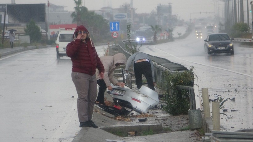 Bariyerlere çarpan araç paramparça oldu, şoförün burnu bile kanamadı! - Resim: 2