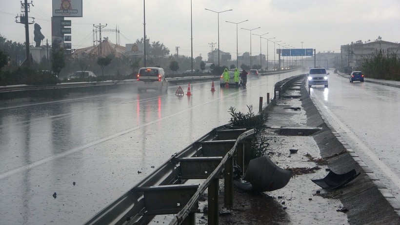 Bariyerlere çarpan araç paramparça oldu, şoförün burnu bile kanamadı! - Resim: 4